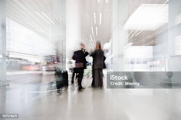 Aeroporto Di Business Persone Incontro - Fotografie stock e altre immagini di Riunione commerciale - Riunione commerciale, Viso nascosto, Affari