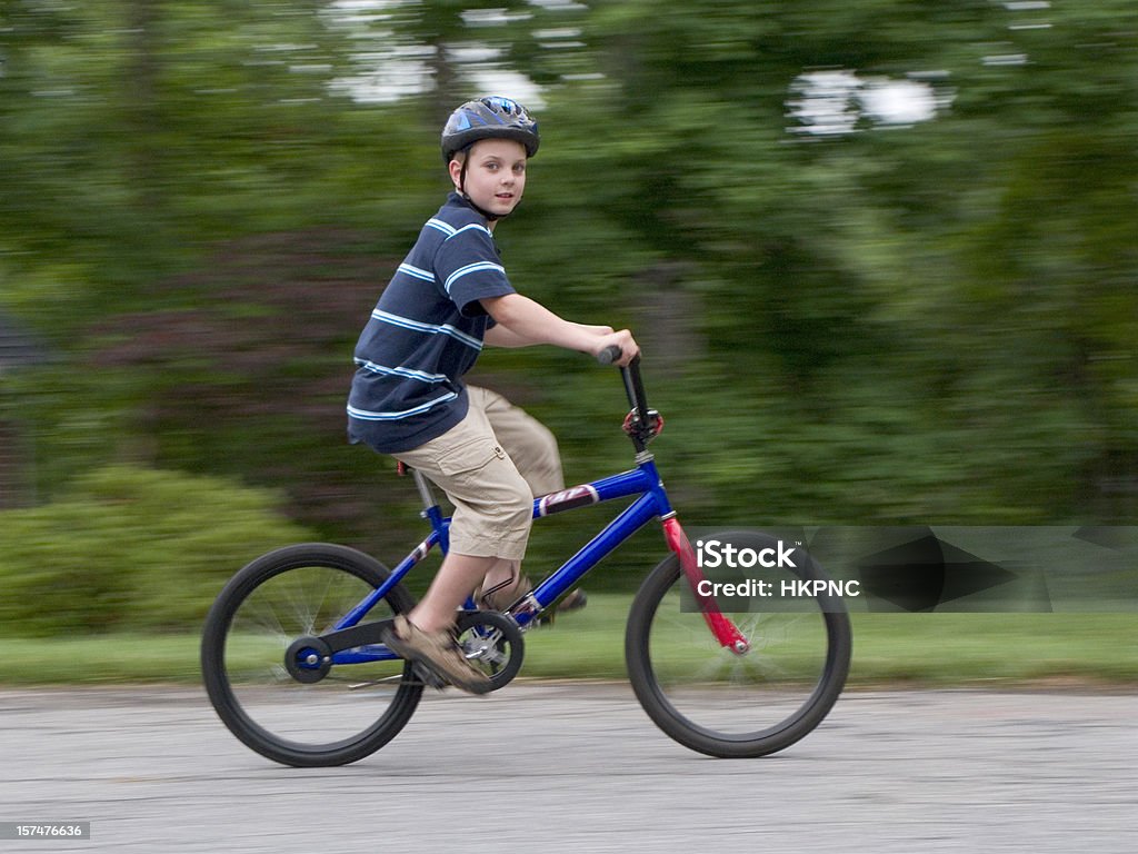 Niño con rapidez casco de montar en bicicleta, mirando a la cámara - Foto de stock de Accesorio de cabeza libre de derechos