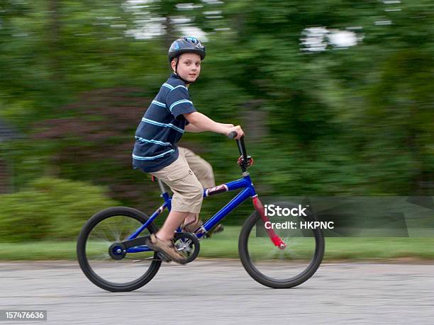 Niño Con Rapidez Casco De Montar En Bicicleta Mirando A La Cámara Foto de stock y más banco de imágenes de Accesorio de cabeza