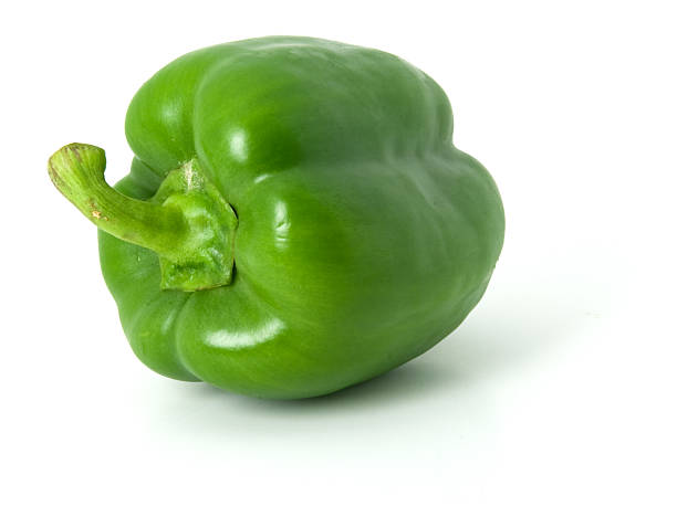 eine grüne paprika isoliert auf einem weißen hintergrund. - green bell pepper stock-fotos und bilder
