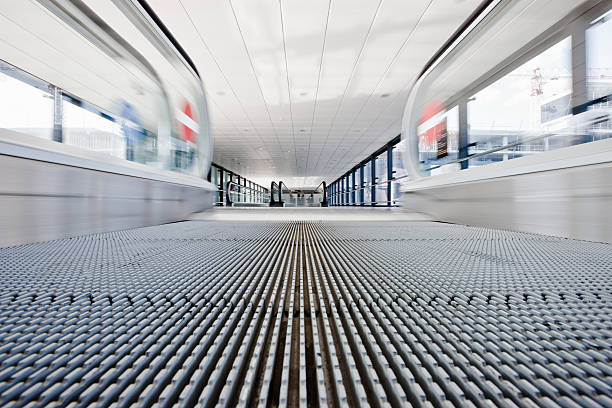 beweglichen treppen flughafen verbunden - leaving nobody one way photography stock-fotos und bilder