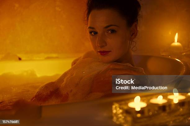 Mädchen In Der Badewanne Stockfoto und mehr Bilder von Badewanne - Badewanne, Kerze, Schaum