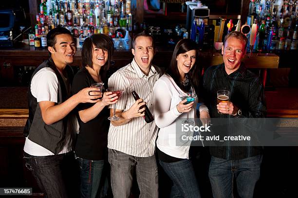 Une Con Amigos En Un Bar Foto de stock y más banco de imágenes de 20 a 29 años - 20 a 29 años, 30-39 años, Adulto