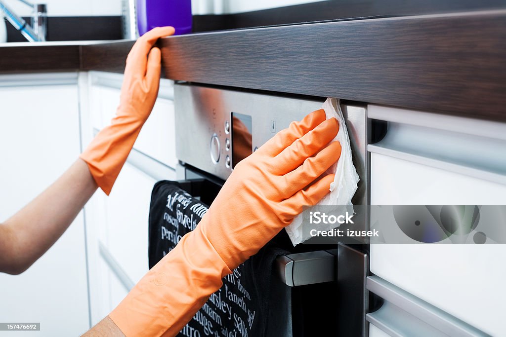 Mujer limpieza del horno - Foto de stock de Limpiar libre de derechos