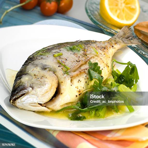 Goldbrasse Mit Sellerie Und Sauce Stockfoto und mehr Bilder von Farbbild - Farbbild, Fisch, Fische und Meeresfrüchte