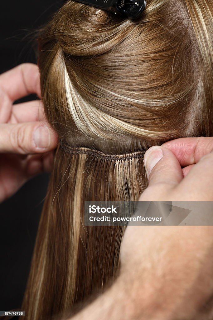 Hairstylist wprowadzenie przedłużenie włosów - Zbiór zdjęć royalty-free (Przedłużanie włosów)