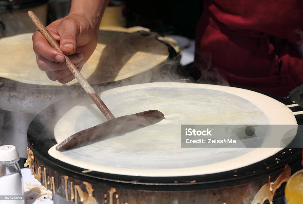 Faire des crêpes sur une plaque de cuisson à la vapeur - Photo de Crêpe - Pancake libre de droits