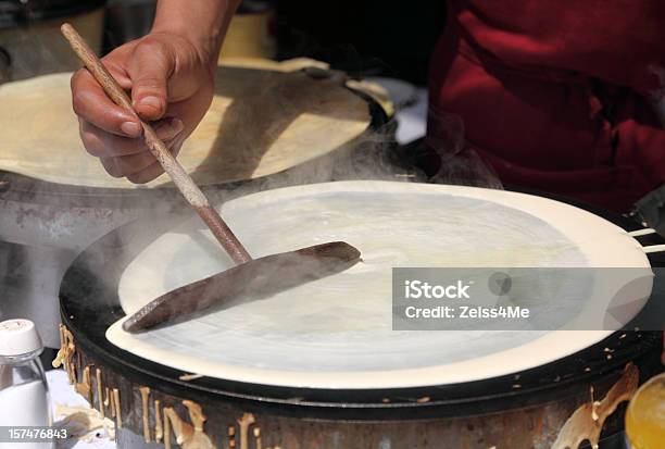 Photo libre de droit de Faire Des Crêpes Sur Une Plaque De Cuisson À La Vapeur banque d'images et plus d'images libres de droit de Crêpe - Pancake