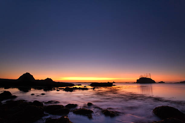 serena la puesta de sol sobre el océano pacífico - sunset bay oregón fotografías e imágenes de stock