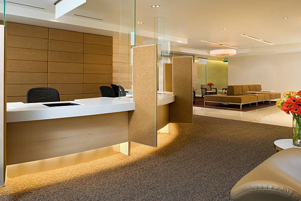 area di attesa all'interno di un elegante edificio - lobby office indoors waiting room foto e immagini stock