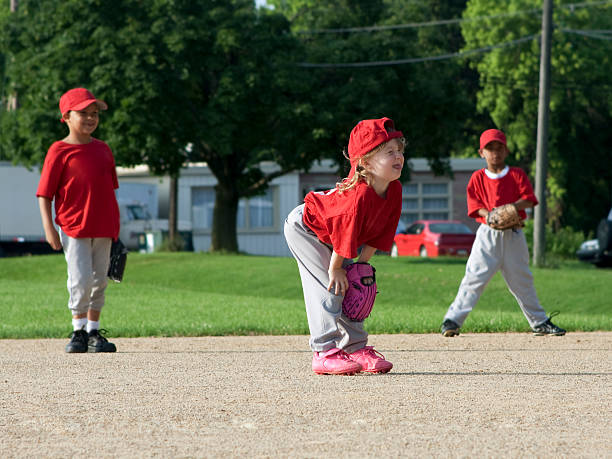 어린이 놀이 야구공-여자아이 및 boys - boys playing baseball 뉴스 사진 이미지