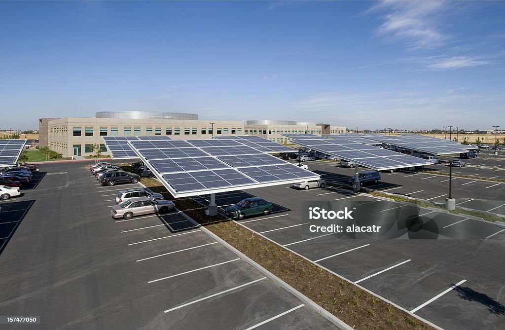 Painel Solar lista, parque de estacionamento - Royalty-free Estacionamento de Carros Foto de stock