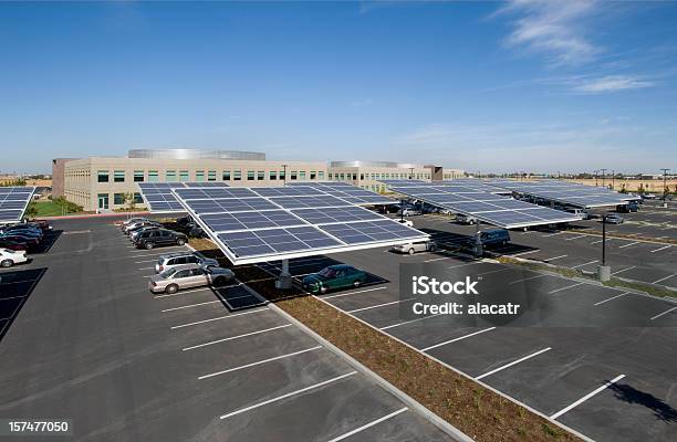 Painel Solar Lista Parque De Estacionamento - Fotografias de stock e mais imagens de Estacionamento de Carros - Estacionamento de Carros, Energia Solar, Central de Energia Solar