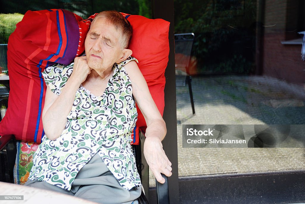 senior donna rilassante - Foto stock royalty-free di 70-79 anni