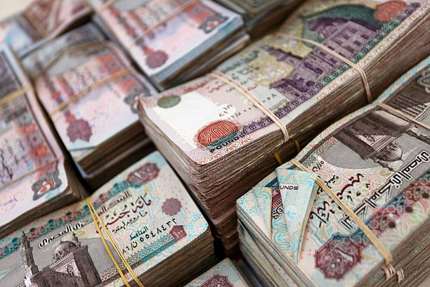египетский фунты - heap currency british pounds stack стоковые фото и изображения