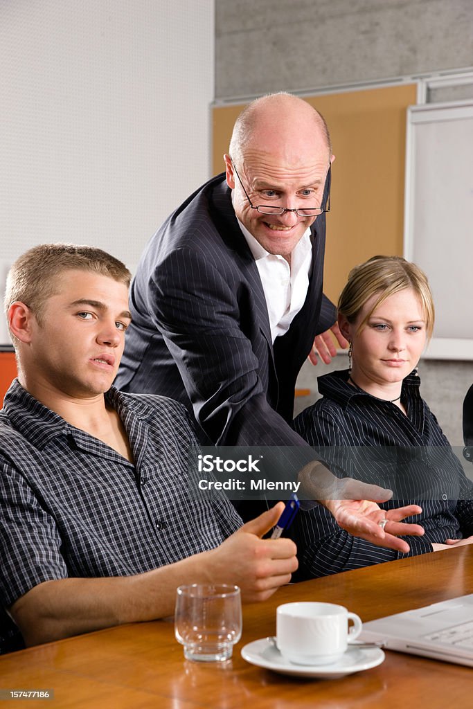 Gerente de reuniones de negocios infeliz - Foto de stock de Gritar libre de derechos
