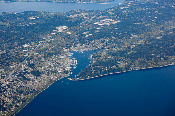 空から見た gig ハーバー、ピュージェット湾のメトロエリア - kitsap ストックフォトと画像