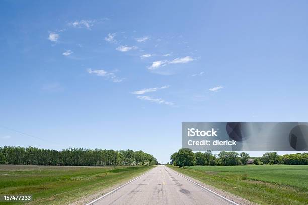 Befestigte Country Road Stockfoto und mehr Bilder von Baum - Baum, Blau, Farbbild