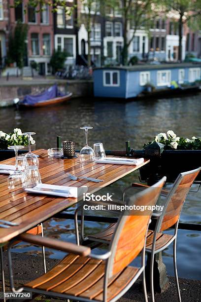 Vorderansicht Straßencafé Am Amsterdam Canal Stockfoto und mehr Bilder von Amsterdam - Amsterdam, Café, Hausboot