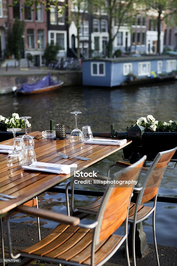 Vista frontal de cafetería con mesas en la acera Amsterdam, junto al Canal de - Foto de stock de Bote vivienda libre de derechos