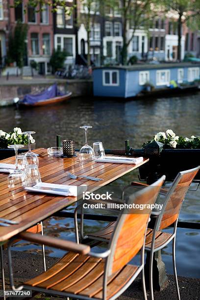 Vista Frontal De Cafetería Con Mesas En La Acera Amsterdam Junto Al Canal De Foto de stock y más banco de imágenes de Bote vivienda