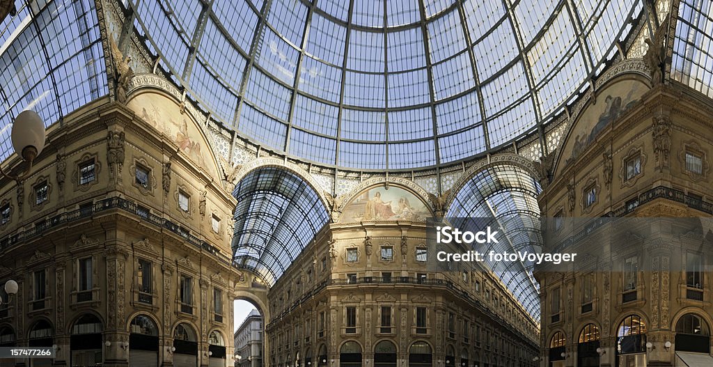 Milan Galleria Vittorio Emanuele II panorama - Zbiór zdjęć royalty-free (Moda)