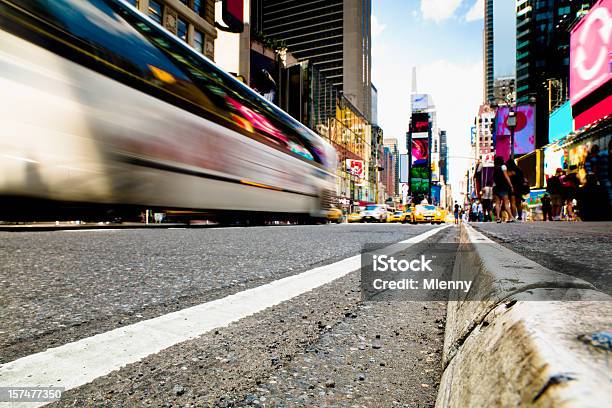 Times Square De Nova York City - Fotografias de stock e mais imagens de Cidade de Nova Iorque - Cidade de Nova Iorque, Vista de Ângulo Baixo, Rua