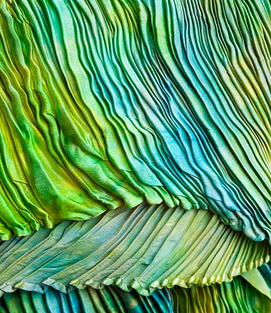 üppigem grün cyan shibori-seidenschal mit strukturierten hintergrund, plissierte, wellenförmig - pleated stock-fotos und bilder