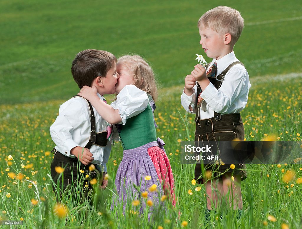 Первая любовь, детей в традиционных Tracht - Стоковые фото Ледерхозен роялти-фри