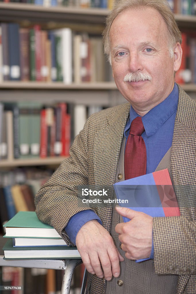 Professeur dans la bibliothèque (XXL - Photo de Professeur d'université libre de droits