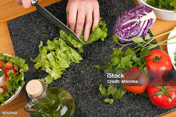 Lechuga De Preparar Una Ensalada De Corte Foto de stock y más banco de imágenes de 2000-2009 - 2000-2009, Agricultura, Alimento