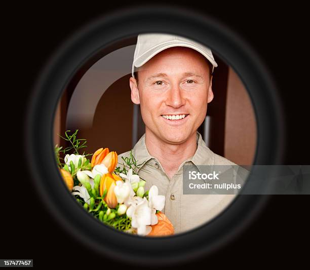 Lieferung Junge Mit Blumen Durch Türspion Stockfoto und mehr Bilder von Guckloch - Guckloch, Blick durchs Fenster, Tür