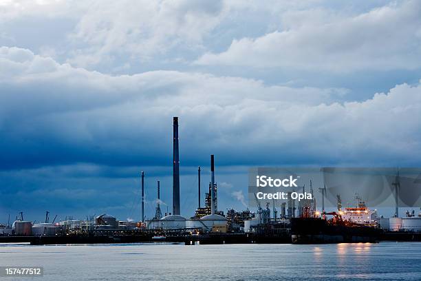 石油化学製品産業タンカーの乗り降り - ロッテルダムのストックフォトや画像を多数ご用意 - ロッテルダム, 工場の煙突, 港湾