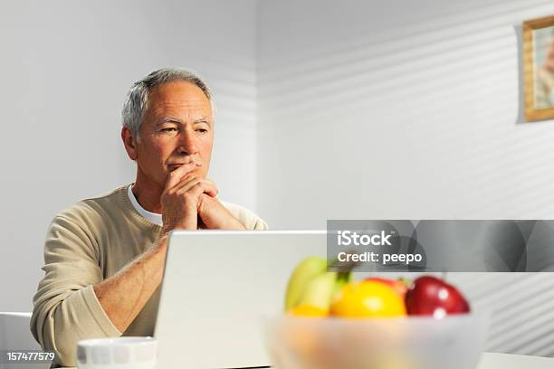 Senior Com Computador Portátil - Fotografias de stock e mais imagens de 60-64 anos - 60-64 anos, 65-69 anos, Adulto