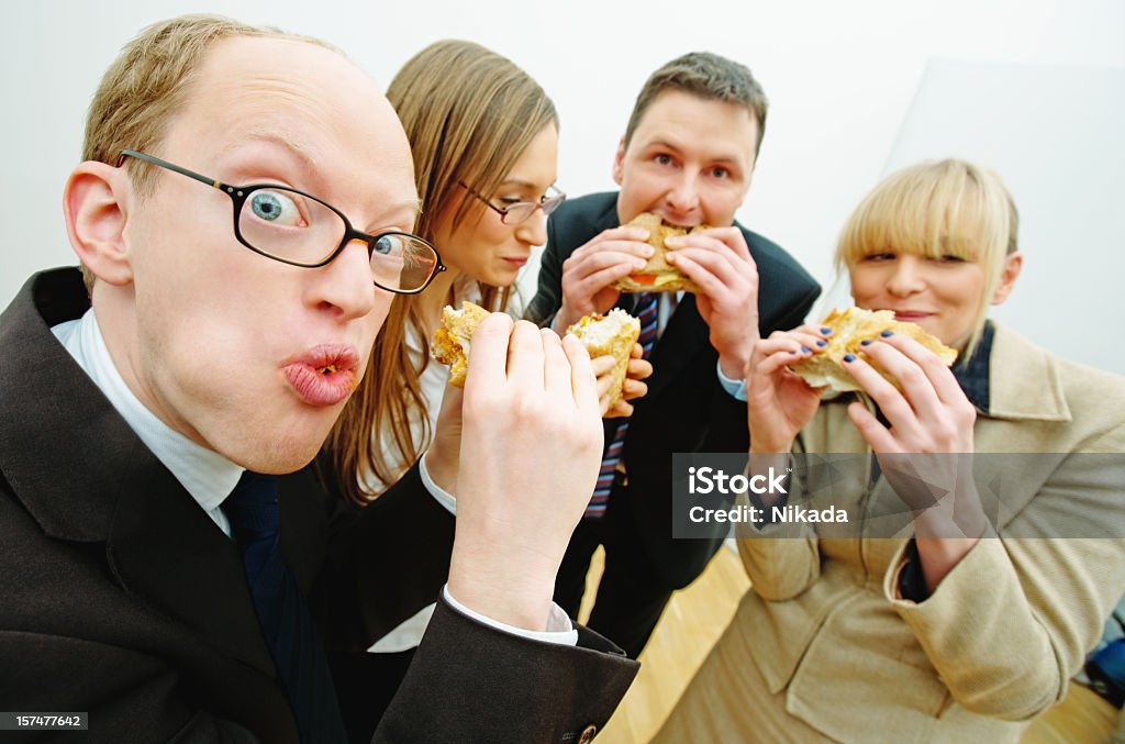 Trabalhadores de escritório comendo - Foto de stock de 12 Horas royalty-free