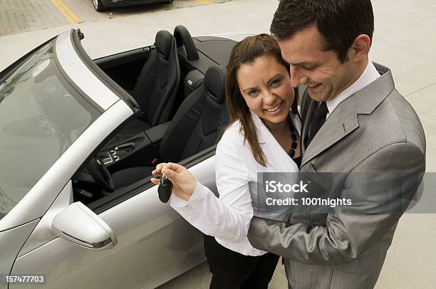 Foto de Casal Feliz Com Carro Conversível e mais fotos de stock de Carro - Carro, Na Frente De, Casal