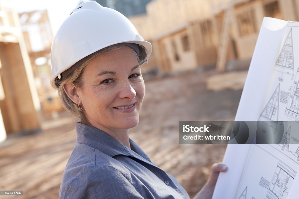 Professionale donna in cantiere (XXL - Foto stock royalty-free di Capelli lunghi