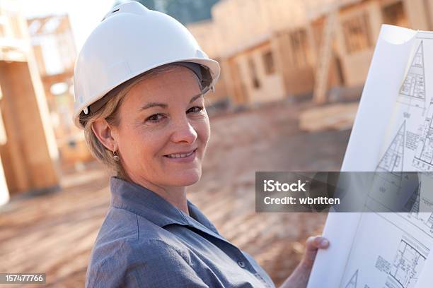 Profissional Mulher Na Obra Xxl - Fotografias de stock e mais imagens de Cabelo Comprido - Cabelo Comprido, Trabalhador da Construção Civil, Adulto