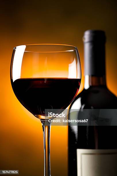 Vinho Tinto - Fotografias de stock e mais imagens de Bebida Alcoólica - Bebida Alcoólica, Copo, Copo de Vinho