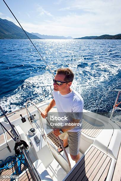 Счастливый Skipper Езда Парусная Лодка — стоковые фотографии и другие картинки Мужчины - Мужчины, Руль направления, Только мужчины