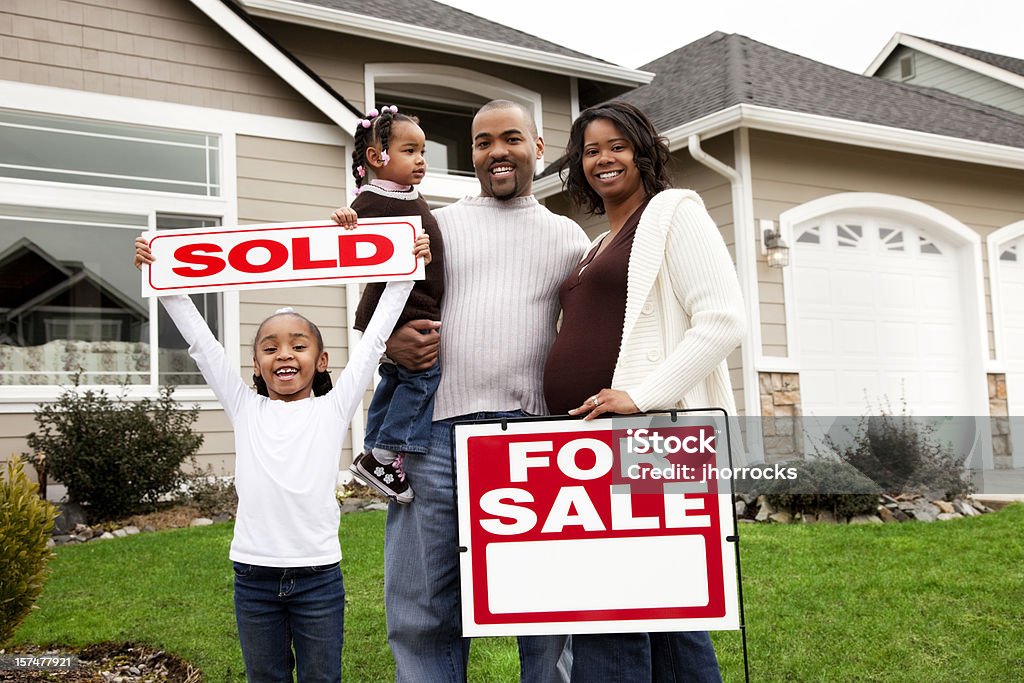 Famiglia con venduto casa - Foto stock royalty-free di Vendere
