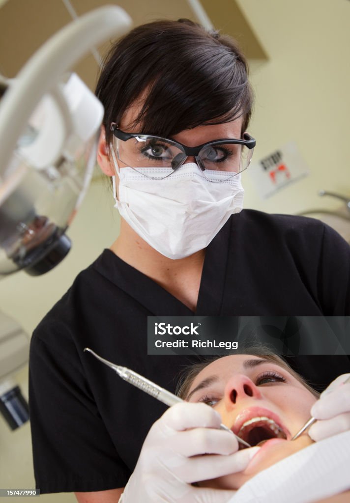 Ayudante del dentista y paciente - Foto de stock de 20 a 29 años libre de derechos