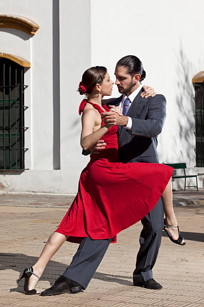 casal dançar tango argentino em buenos aires - tangoing imagens e fotografias de stock