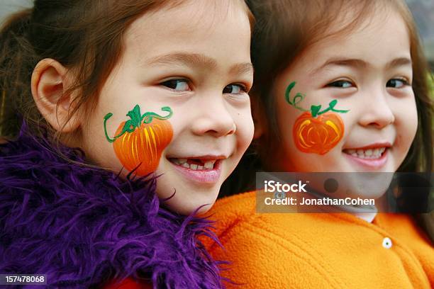 Zabawa Halloween Twarzy - zdjęcia stockowe i więcej obrazów Dwie osoby - Dwie osoby, Dynia, Dziewczyny