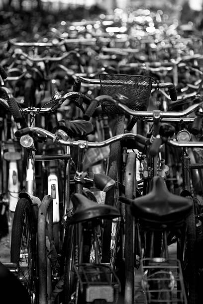 milhões de bicicletas - bicycle chain bicycle tire black and white imagens e fotografias de stock