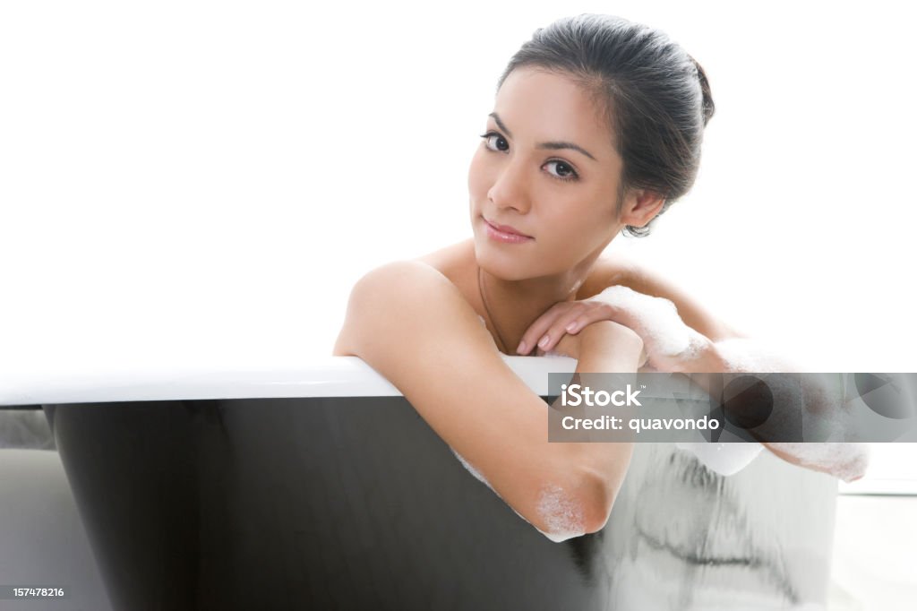 Belle Brunette Tan jeune femme en pensée salle de bains, espace pour copie - Photo de Baignoire libre de droits