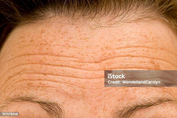 Furrowed 眉毛の心配する人 - 皺のストックフォトや画像を多数ご用意 - 皺, 額, しかめっ面