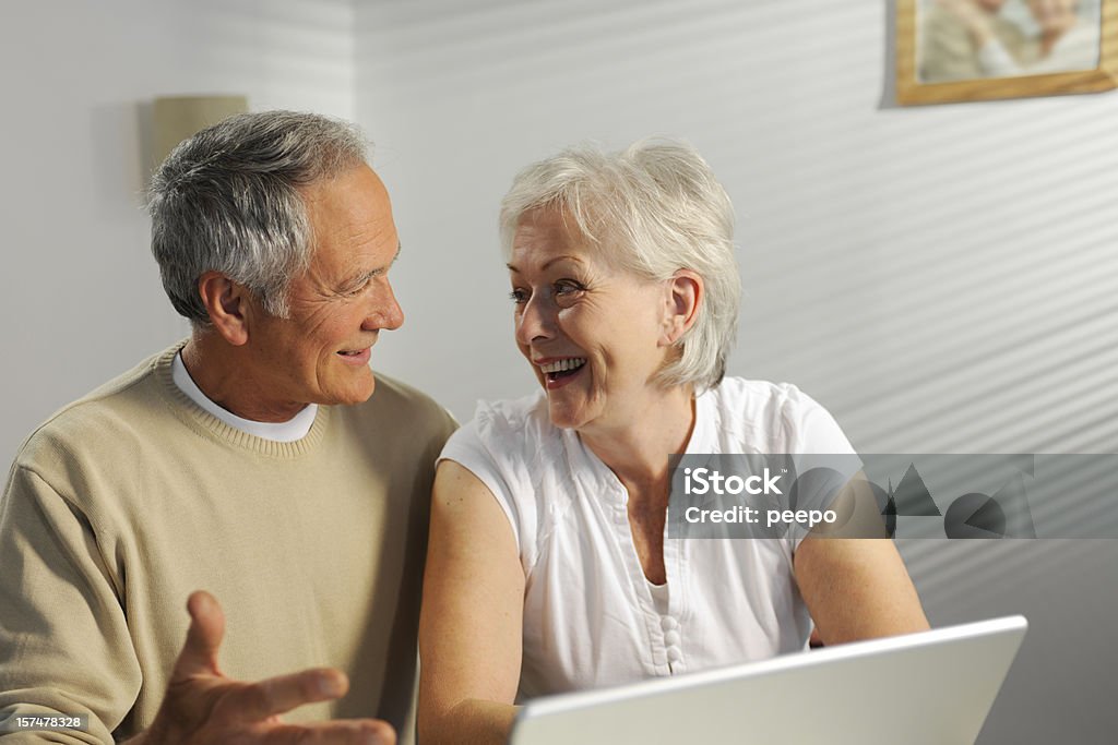 Senior utilizzando computer portatile - Foto stock royalty-free di 60-64 anni