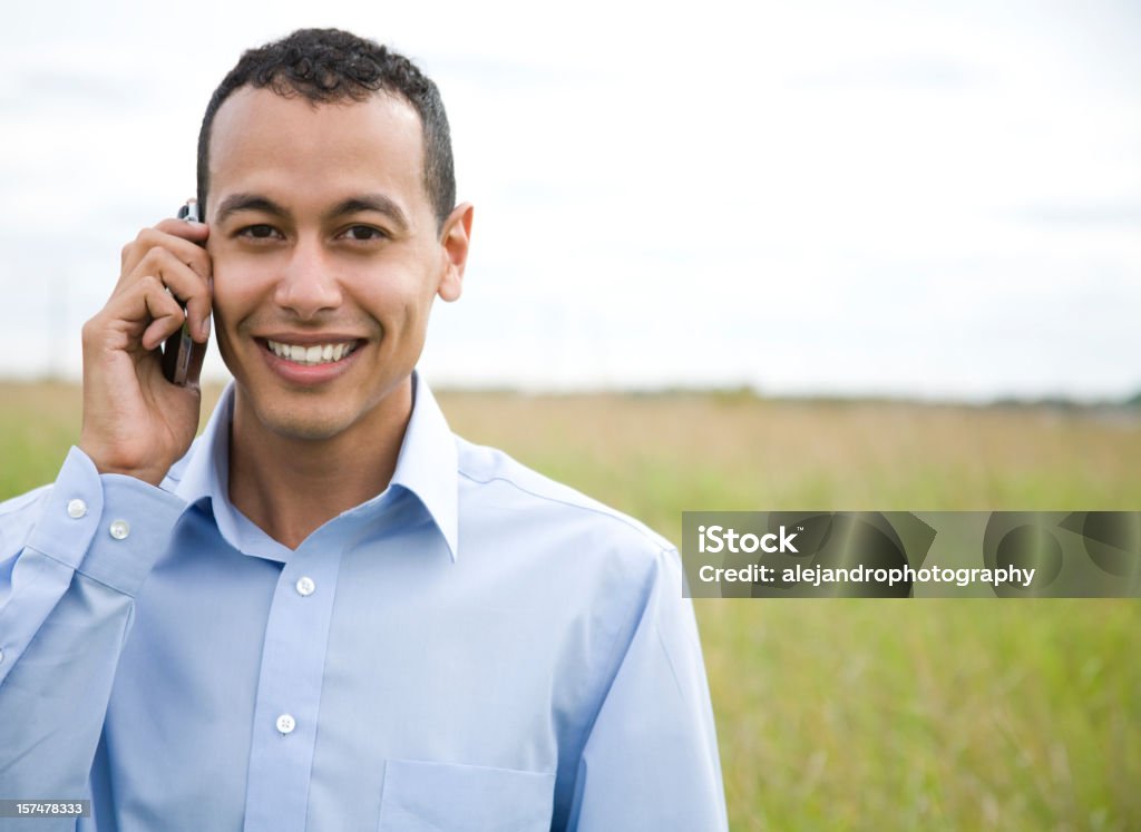 Латинская мужчина на Сотовый телефон - Стоковые фото 20-29 лет роялти-фри