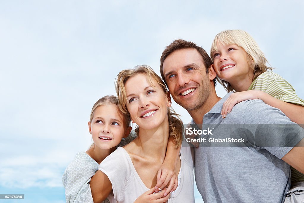 Felizes pais piggybacking os seus filhos - Royalty-free Família Foto de stock
